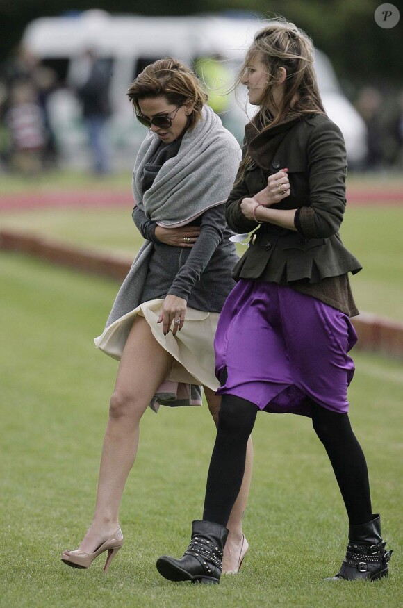 Sarah Harding et Bryony Daniels lors d'un match de polo caritatif, le dimanche 19 juin 2011.