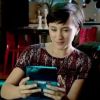 Zelda Williams joue au jeu Zelda Ocarina of Time 3D sur Nintendo DS