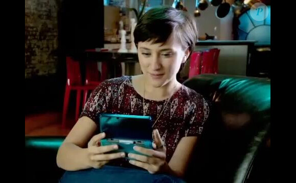 Zelda Williams joue au jeu Zelda Ocarina of Time 3D sur Nintendo DS
