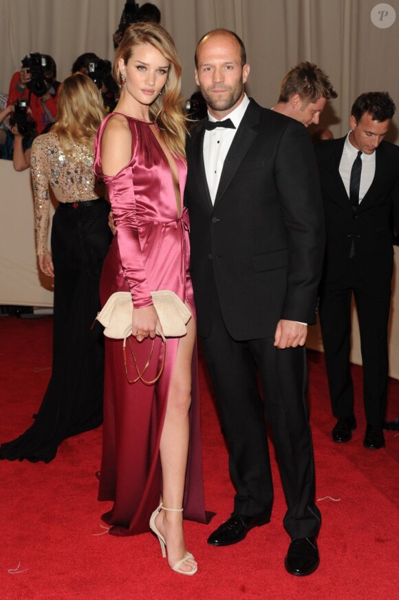 Rosie Huntington en robe Burberry au bras de son compagnon Jason Statham