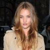 Rosie Huntington-Whiteley en trench Burberry, une anglaise so chic !