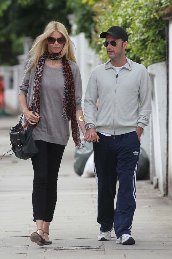 Claudia Schiffer et Matthew Vaughn vont chercher leurs enfants à l'école à Londres le 20 juin 2011