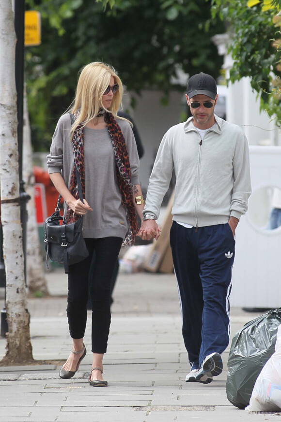 Claudia Schiffer et Matthew Vaughn vont chercher leurs enfants à l'école à Londres le 20 juin 2011