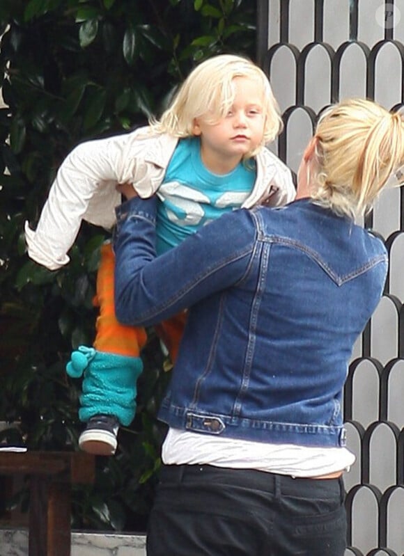 Zuma, fils de Gwen Stefani et Gavin Rossdale, quittant le restaurant Cecconi à Beverly Hills le 8 juin 2011