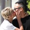 Ellen DeGeneres embrasse son styliste Chris Fong dans les rues de Hollywood le 21 juin 2011