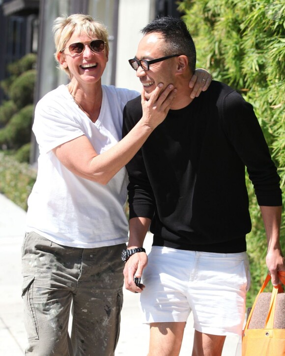 Ellen DeGeneres embrasse son styliste Chris Fong dans les rues de Hollywood le 21 juin 2011
