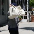 Nicole Richie a trouvé la parade pour détourner l'attention de sa tenue de sport ! Son sac Balenciaga XXL. Le 22 juin à Los Angeles  