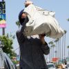 Nicole Richie a trouvé la parade pour détourner l'attention de sa tenue de sport ! Son sac Balenciaga XXL. Le 22 juin à Los Angeles 