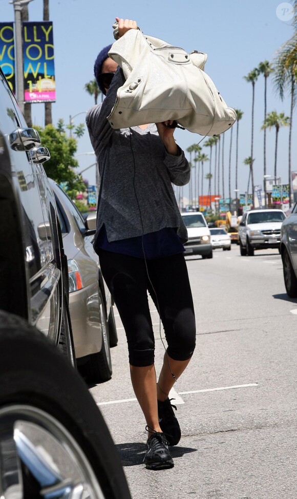Nicole Richie a trouvé la parade pour détourner l'attention de sa tenue de sport ! Son sac Balenciaga XXL. Le 22 juin à Los Angeles 