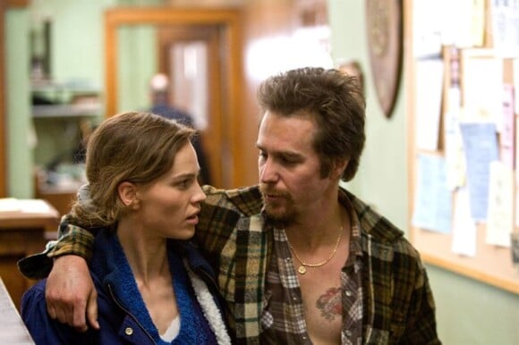 Hilary Swank et Sam Rockwell dans Conviction de Tony Goldwyn, sorti en 2010