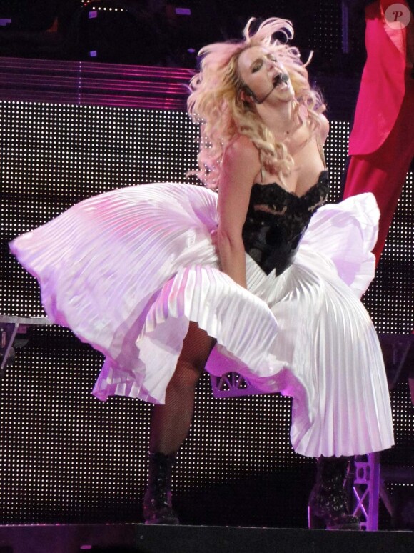 Britney Spears sur scène à Los Angeles, pour le Femme Fatale Tour, le 20 juin 2011.