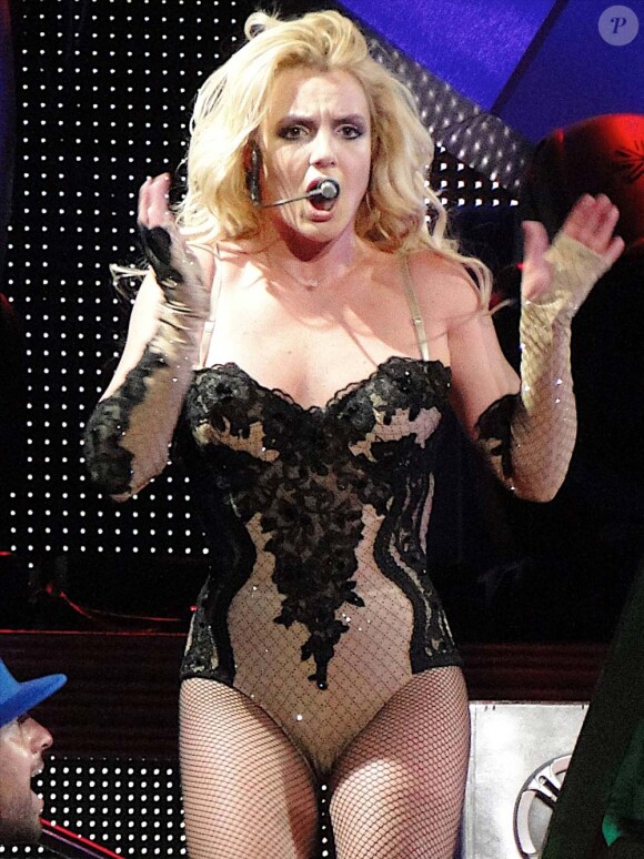 Britney Spears sur scène à Los Angeles, pour le Femme Fatale Tour, le 20 juin 2011.