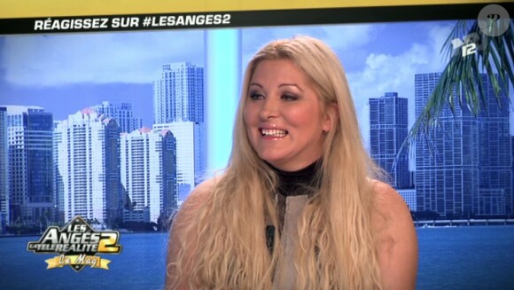 Loana, timide mais souriante lorsqu'elle répond aux questions de Matthieu Delormeau et Jeny Priez sur le plateau des Anges de la télé-réalité : Miami Dreams le 24 juin 2011
