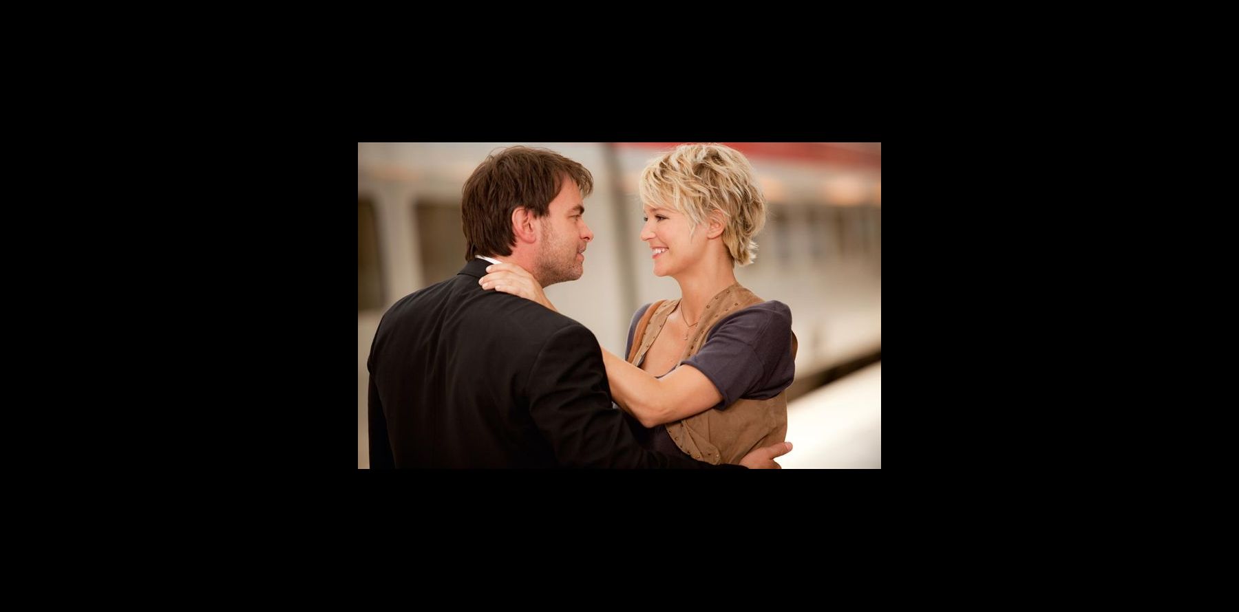 Coiffure Virginie Efira L Amour C Est Mieux à Deux Le film de votre soirée : La belle Virginie Efira préfère l'amour à deux -  Purepeople