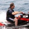 Russell Crowe faisant du jet-ski à Positano en Italie le 9 juin 2011
