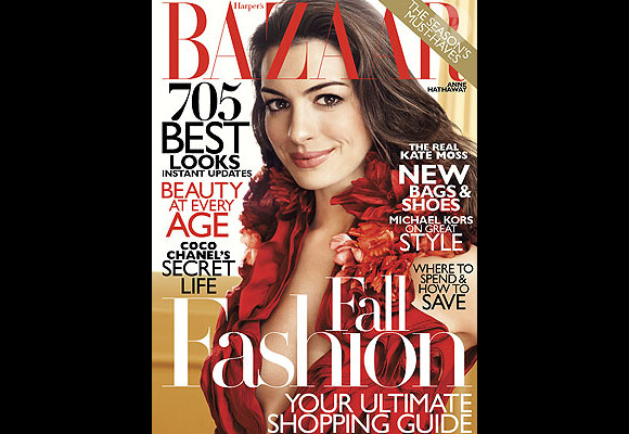 Anne Hathaway pose en couverture du magazine Harper's Bazaar pour le numéro du mois d'août 2011