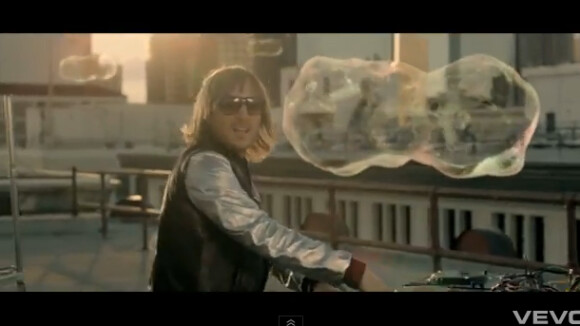 David Guetta fait des bulles endiablées avec ses amis Nicki Minaj et Flo Rida