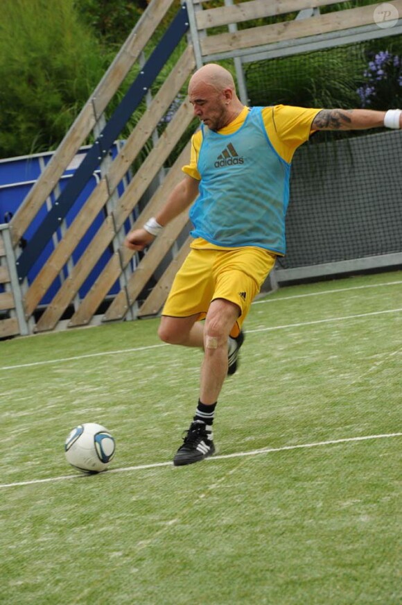 Pascal Obispo lors d'un match de charité organisé dans le cadre des 24h à Makala, en juin 2011.