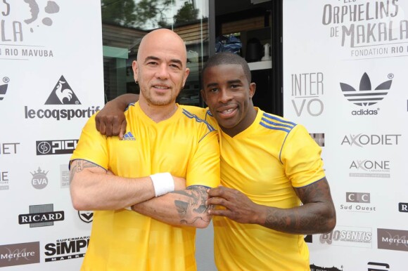 Pascal Obispo et Rio Mavuba lors d'un match de charité organisé dans le cadre des 24h à Makala, en juin 2011.