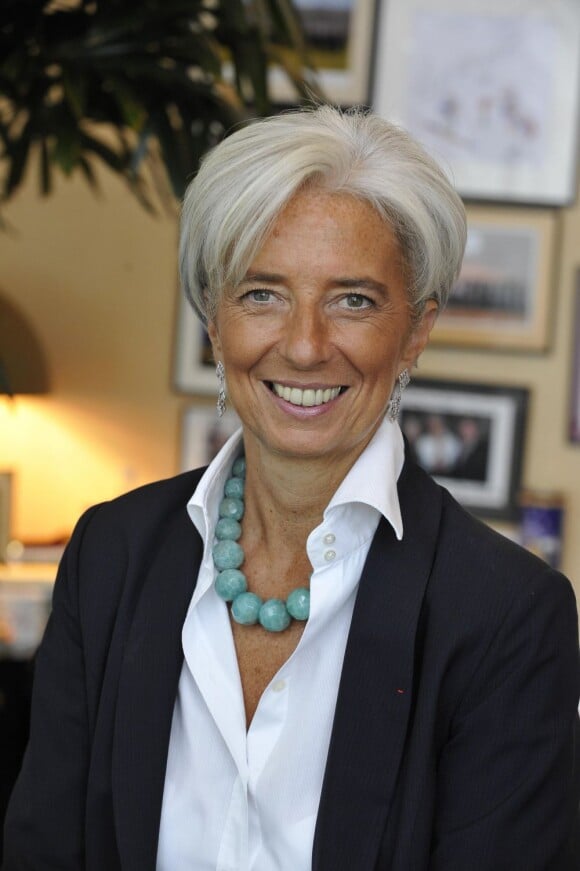 La nouvelle directrice du FMI préfère se maquiller seule. Et pour ses cheveux, Christine Lagarde voit un coiffeur une fois par semaine. Paris, 2011