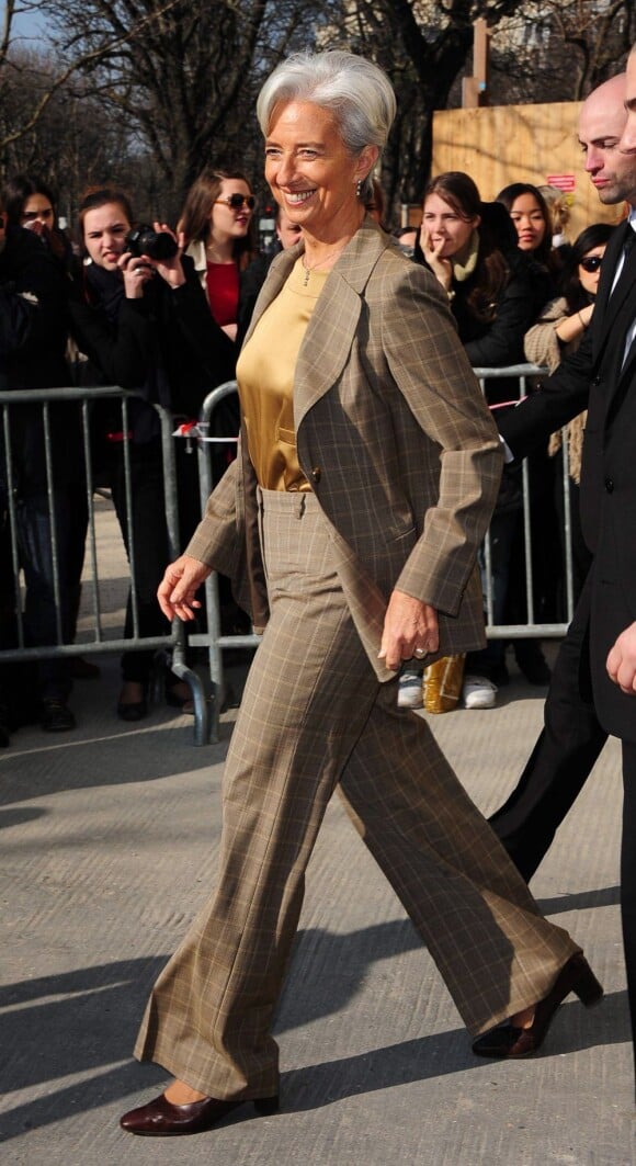Christine Lagarde tente d'adapter ses looks à sa grande taille : elle mesure 1, 80 mètres et chausse du 42. 