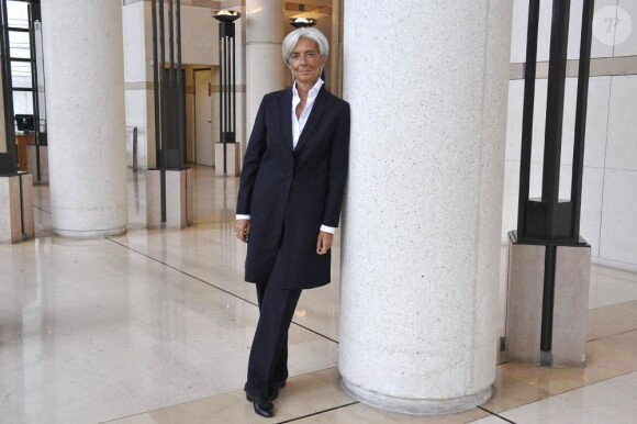Christine Lagarde devrait éviter de porter se genre de veste longue et sans forme. Paris, 1e octobre 2009
