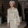En soirée, Christine Lagarde opte pour un tailleur dorée. Paris, 2 mars 2011