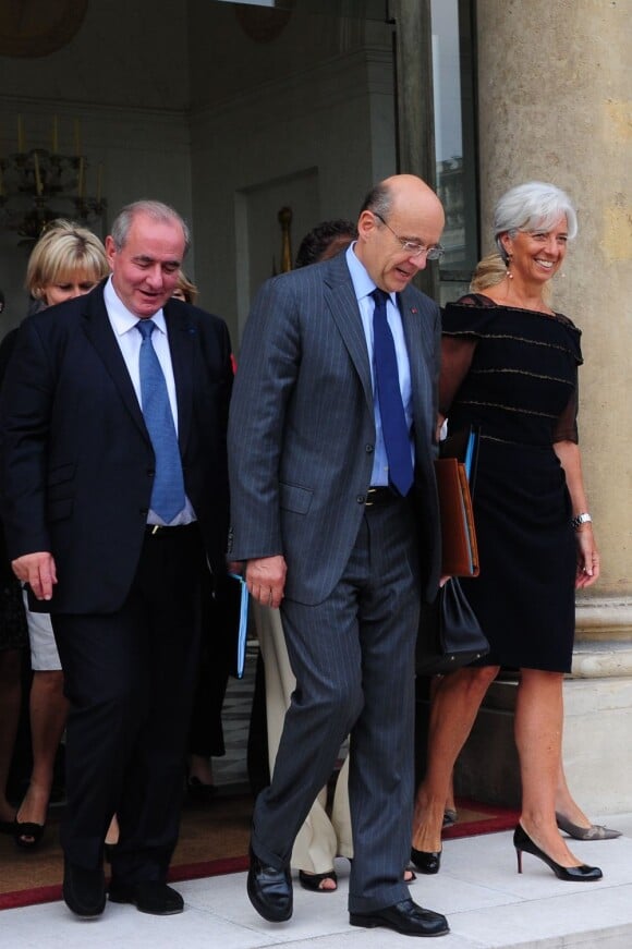 Christine Lagarde sort de son dernier conseil des ministres... Toujours élégante et apprêtée, bravo ! Paris, 29 juin 2011
