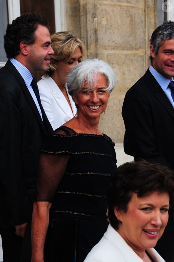 Pour son dernier conseil des ministres, Christine Lagarde a encore éblouit avec une robe voilée noire. Paris, 29 juin 2011