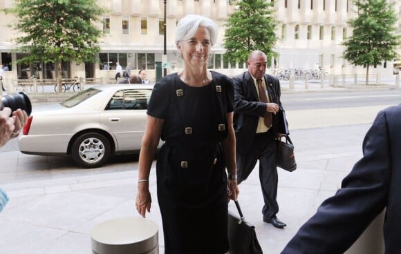 Christine Lagarde affirme son bon goût pour la mode avec cette robe ceinturée à la taille bleue marine. Washington, 22 juin 2011