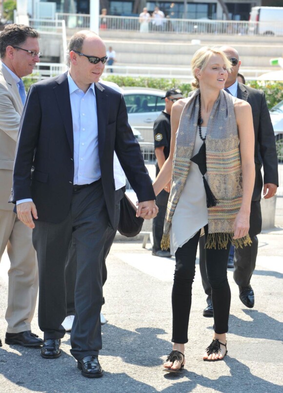 Le prince Albert de Monaco et sa fiancée Charlene Wittstock sont apparus radieux et complices sur le port Hercule, à Monaco, mardi 28 juin 2011, pour découvrir avec Jean-Michel Jarre l'installation du méga-concert qu'il donnera en l'honneur de leur mariage.