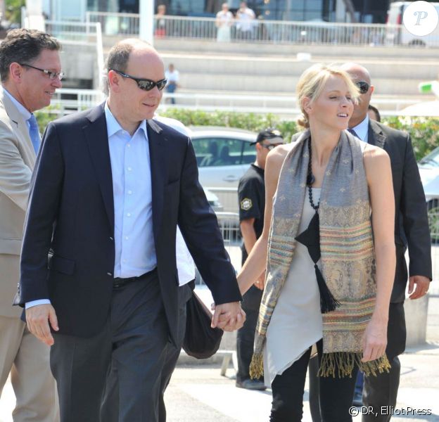 Le prince Albert de Monaco et sa fiancée Charlene Wittstock sont apparus radieux et complices sur le port Hercule, à Monaco, mardi 28 juin 2011, pour découvrir avec Jean-Michel Jarre l'installation du méga-concert qu'il donnera en l'honneur de leur mariage.