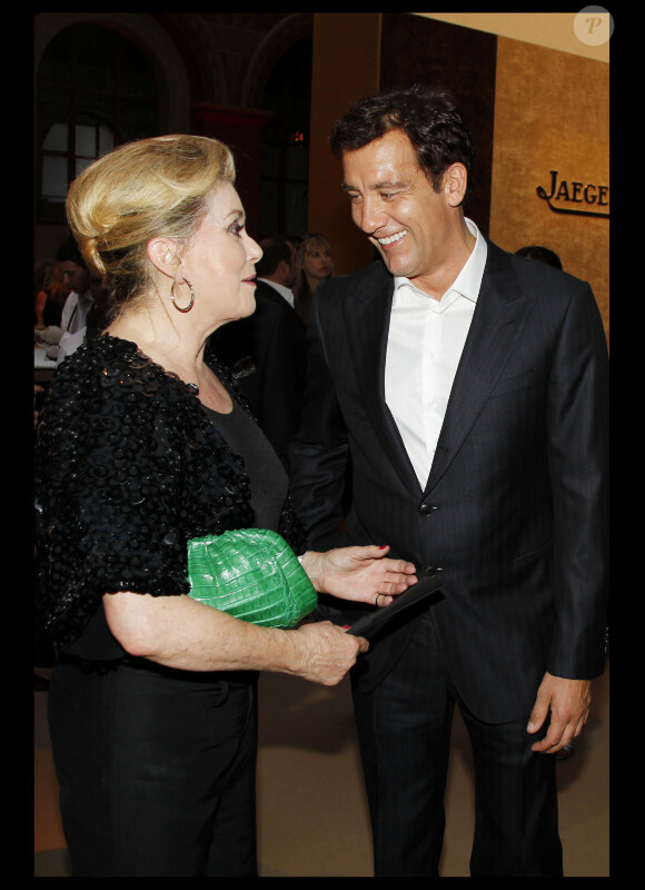 Catherine Deneuve et Clive Owen lors de la soirée organisée par Jaeger-LeCoultre pour fêter les 80 ans de sa célèbre montre Reverso. Paris, 28 juin 2011