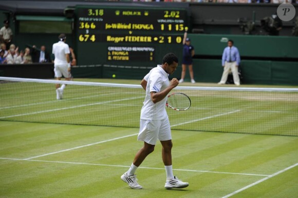 Jo-Wilfried Tsonga a triomphé le 29 juin 2011 de Roger Federer en quart de finale à Wimbledon, dont il atteint pour la première fois la demi-finale.