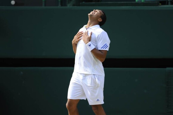 Jo-Wilfried Tsonga savoure un grand moment : il a triomphé le 29 juin 2011 de Roger Federer en quart de finale à Wimbledon, dont il atteint pour la première fois la demi-finale.