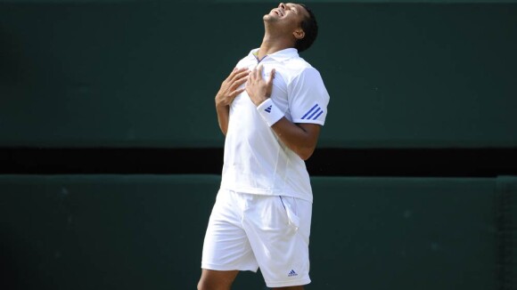 Jo-Wilfried Tsonga : A genoux à Wimbledon pour son exploit face à Federer