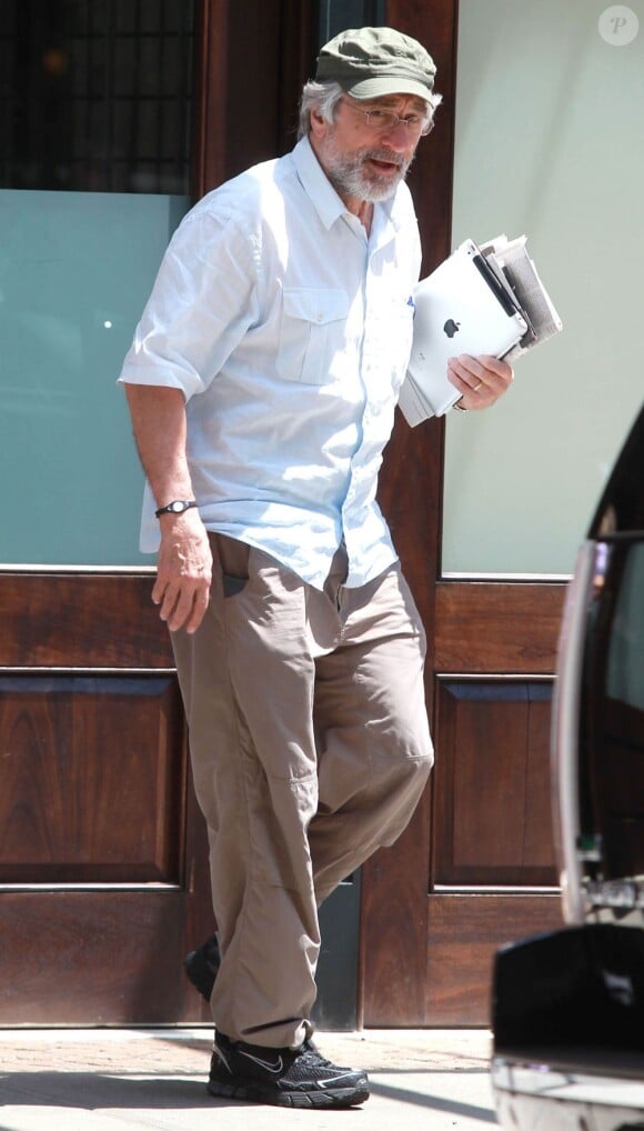 Robert De Niro, malicieux, dans les rues de New York le 15  juin 2011.