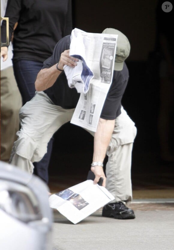 Robert De Niro tente de passer inaperçu dans les rues de New York le 28  juin 2011.