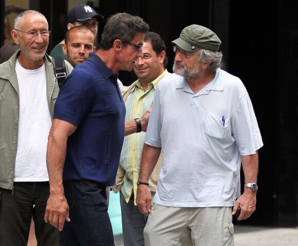 Robert De Niro tombe nez à nez avec Sylvester Stallone dans les rues de New York le 15  juin 2011.