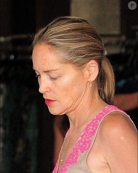 Toujours au top, Sharon Stone fait du shopping à Los Angeles le 28 juin 2011