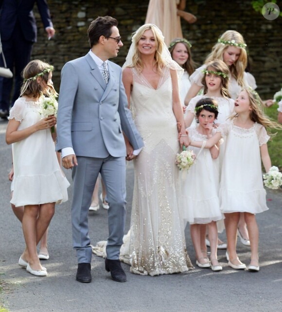 Kate Moss a l'air plus heureuse que jamais au bras de son nouveau mari, Jamie Hince. Angleterre, le 1e juillet 2011