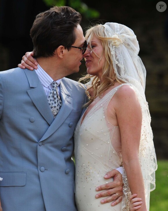 Kate Moss s'est mariée ! La brindille vient de dire oui à Jamie Hince à l'église de Cotswolds en Angleterre. Le 1e juillet 2011