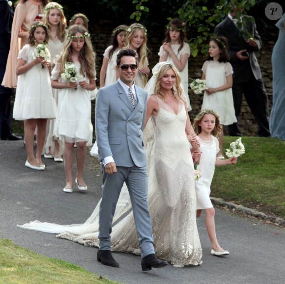 Kate Moss s'est mariée ! La brindille vient de dire oui à Jamie Hince à l'église de Cotswolds en Angleterre. Le 1e juillet 2011
