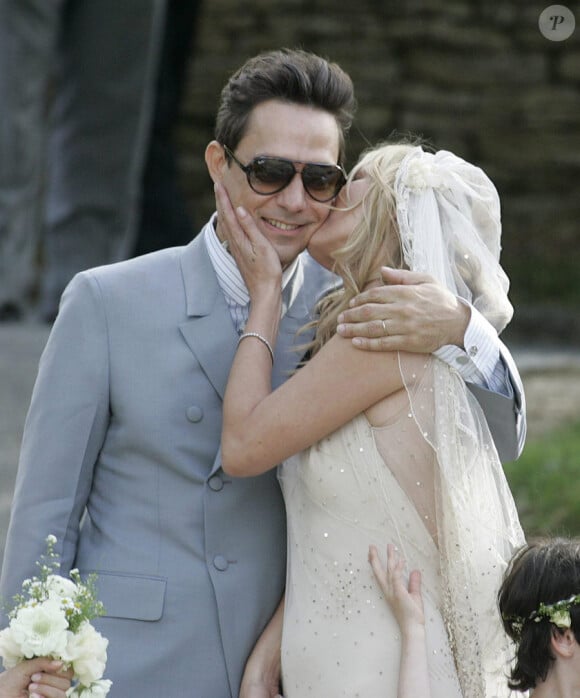 Kate Moss s'est mariée ! La brindille et Jamie Hince se sont dit oui à  l'église de Cotswolds en Angleterre. Le 1e juillet 2011
