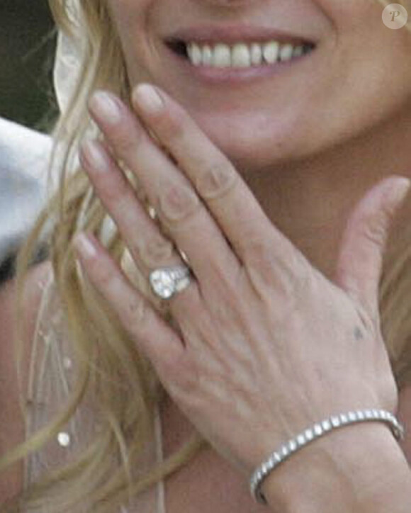 Kate Moss s'est mariée ! La brindille et Jamie Hince se sont dit oui à  l'église de Cotswolds en Angleterre. Le 1e juillet 2011. Elle exhibe fièrement sa bague de fiançailles et son alliance.