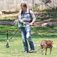 Tom Brady s'adapte à toutes les situations même avec une caméra attachée à la taille, son chien à tenir en laisse et des bottine pour courir !  Los Angeles, 15 juin 2011