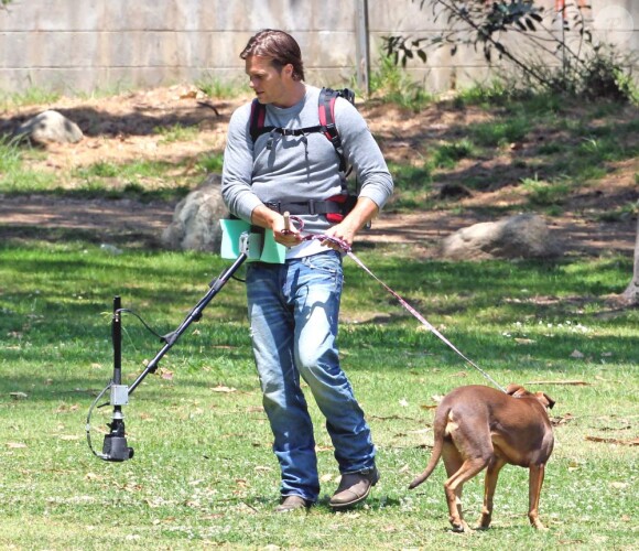 Tom Brady s'adapte à toutes les situations même avec une caméra attachée à la taille, son chien à tenir en laisse et des bottine pour courir !  Los Angeles, 15 juin 2011