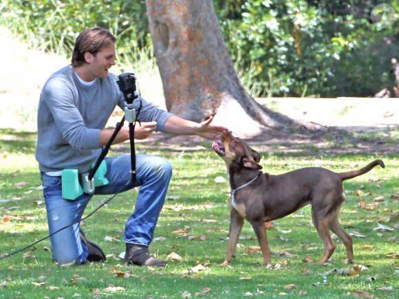 Tom Brady a participé au tournage d'une publicité UGGS avec son toutou ! Los Angeles, 15 juin 2011