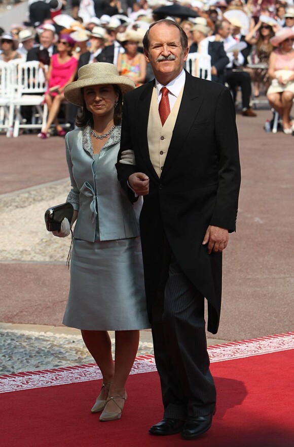 Le duc Duarte Pio de Bragance et sa femme Isobel sur le tapis rouge du Palais Princier de Monaco, pour le mariage religieux du prince Albert et de la princesse Charlene.
Le prince Albert II de Monaco et Charlene Wittstock avaient convié près de 800 invités, dont beaucoup de têtes couronnées (les cours d'Europe étaient notamment bien plus représentées qu'au mariage de William et Kate), à leur mariage religieux, le 2 juillet 2011 en Principauté.