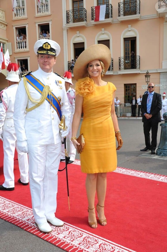 Toujours audacieuse, la princesse Maxima en robe jaune d'or avec son époux le prince Willem-Alexander des Pays-Bas sur le tapis rouge du Palais Princier de Monaco, pour le mariage religieux du prince Albert et de la princesse Charlene.
Le prince Albert II de Monaco et Charlene Wittstock avaient convié près de 800 invités, dont beaucoup de têtes couronnées (les cours d'Europe étaient notamment bien plus représentées qu'au mariage de William et Kate), à leur mariage religieux, le 2 juillet 2011 en Principauté.